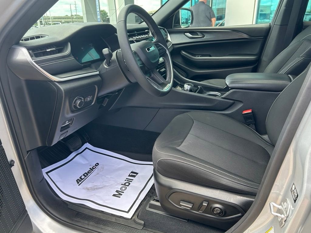 2025 Jeep Grand Cherokee Laredo X 4x4