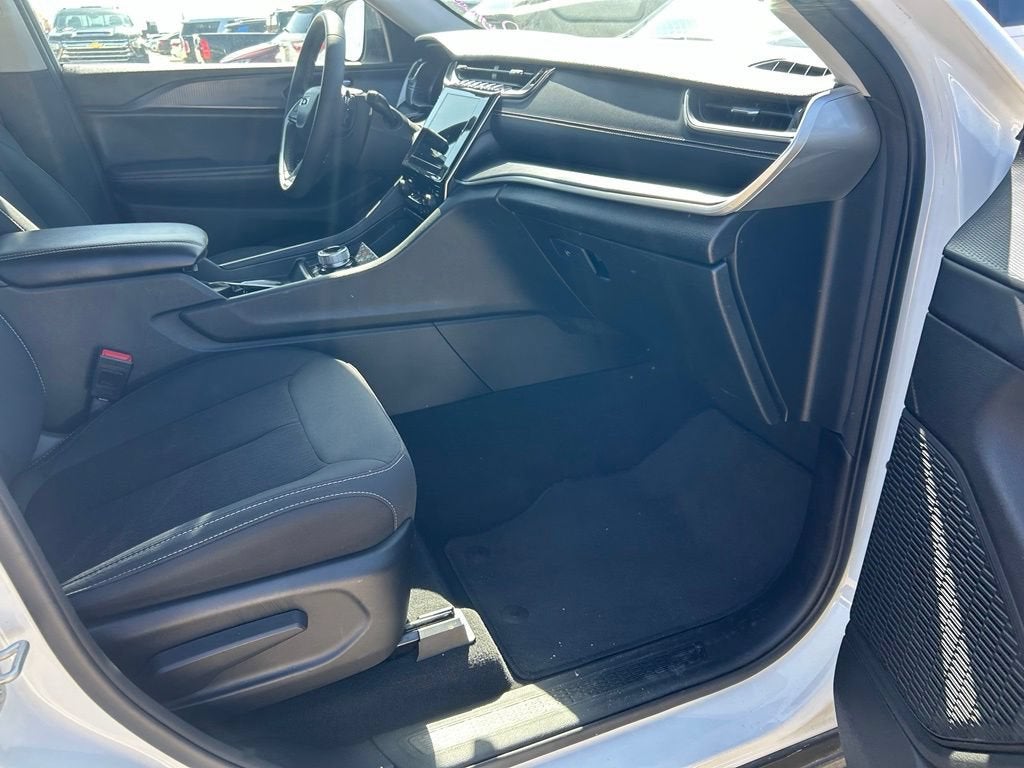 2023 Jeep Grand Cherokee L Laredo 4x2