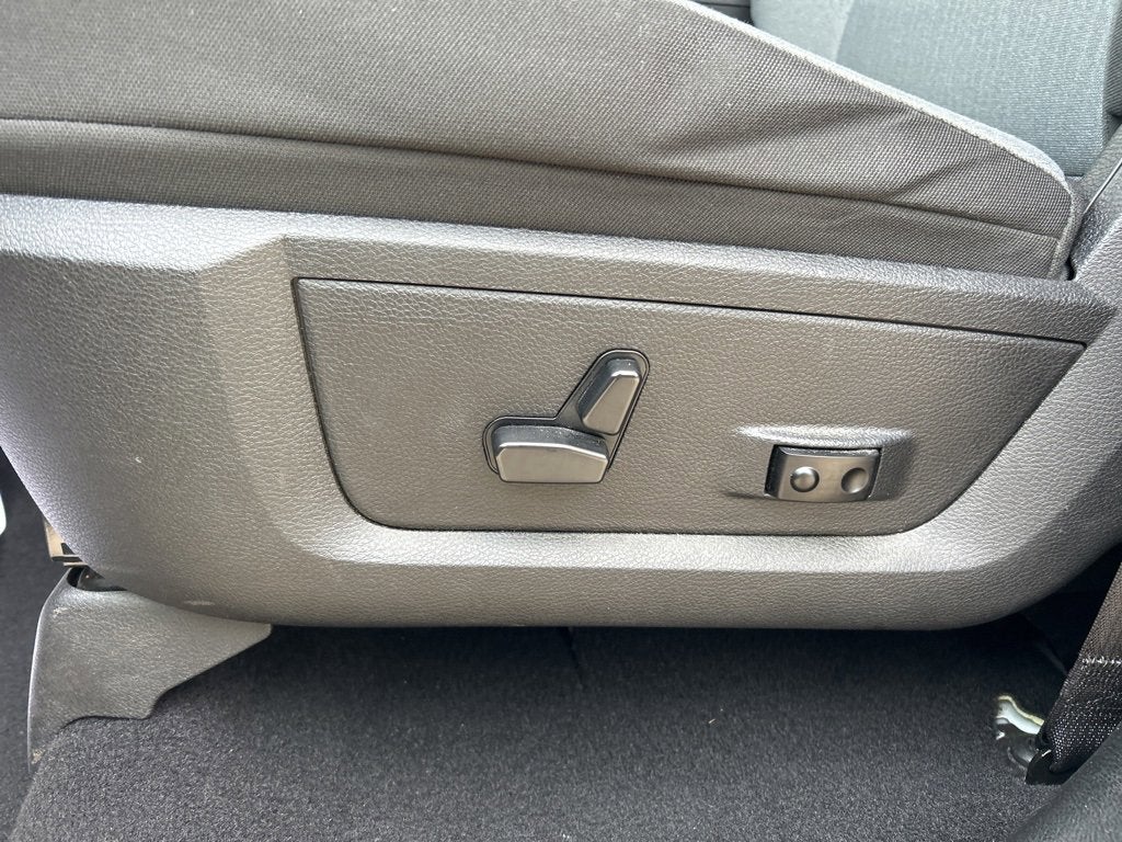 2023 RAM 1500 Classic SLT Crew Cab 4x2 5'7" Box