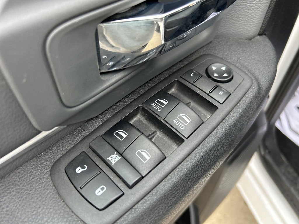 2023 RAM 1500 Classic SLT Crew Cab 4x2 5'7" Box