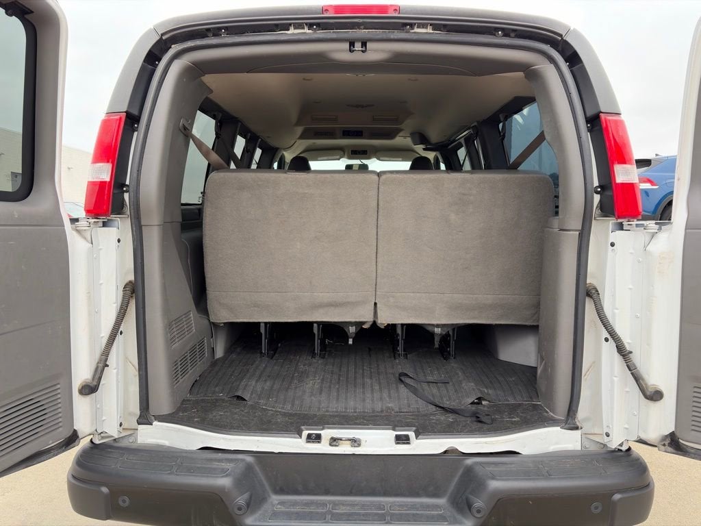 2023 Chevrolet Express Passenger 3500 1LS