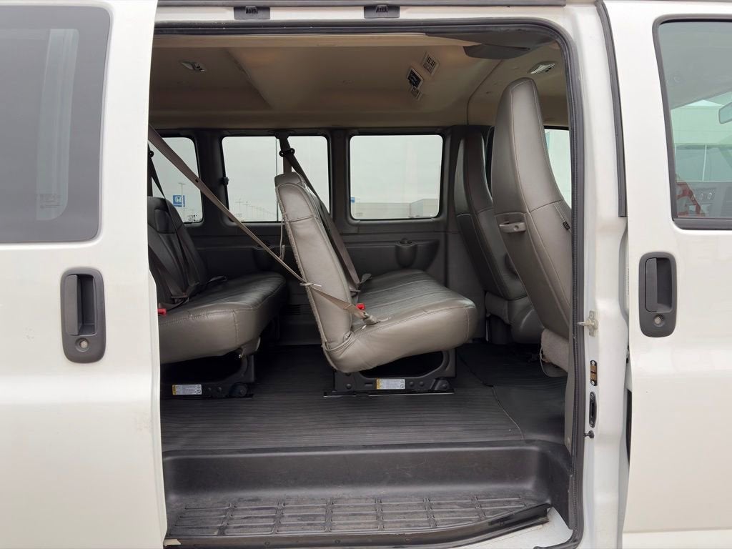 2023 Chevrolet Express Passenger 3500 1LS
