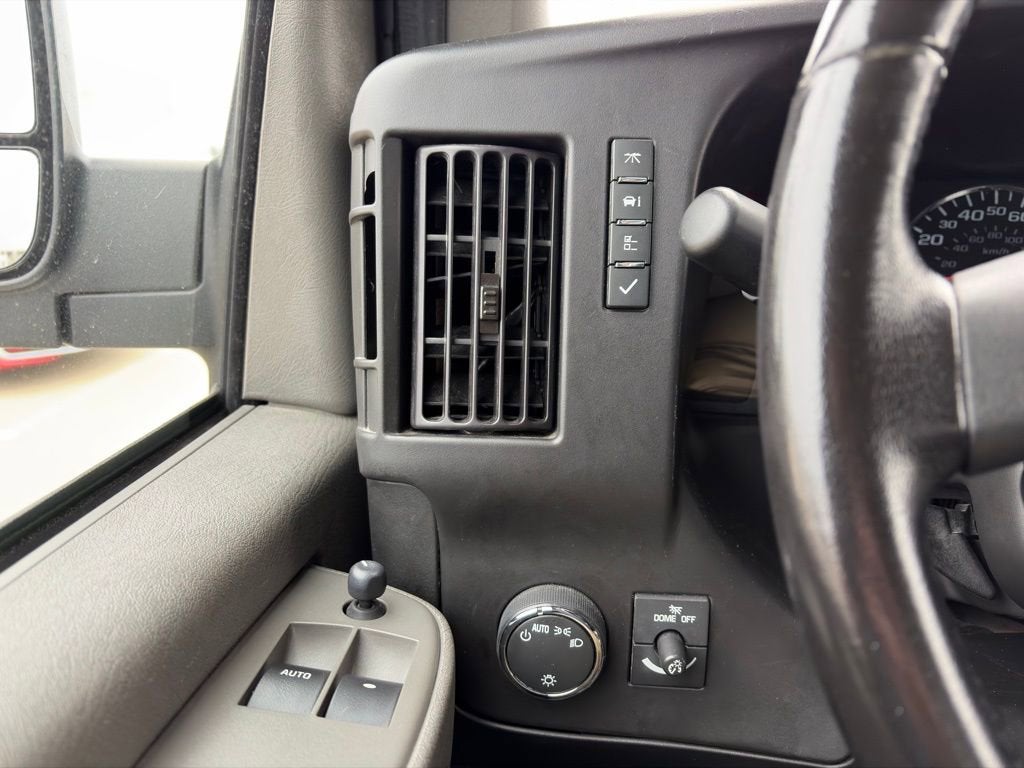 2023 Chevrolet Express Passenger 3500 1LS