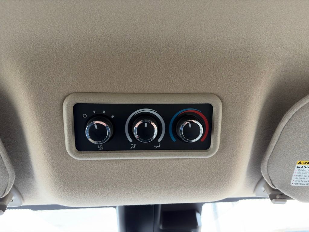 2024 Chevrolet Express Passenger 3500 1LT