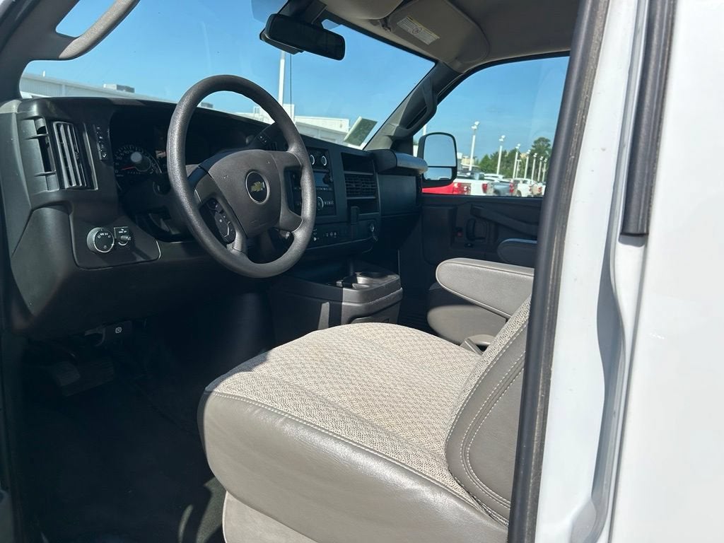 2024 Chevrolet Express Passenger 3500 1LT