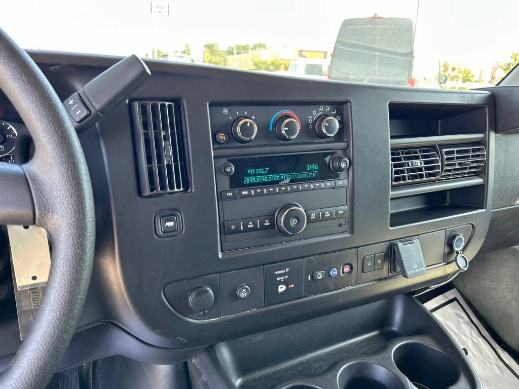 2024 Chevrolet Express Passenger 3500 1LT