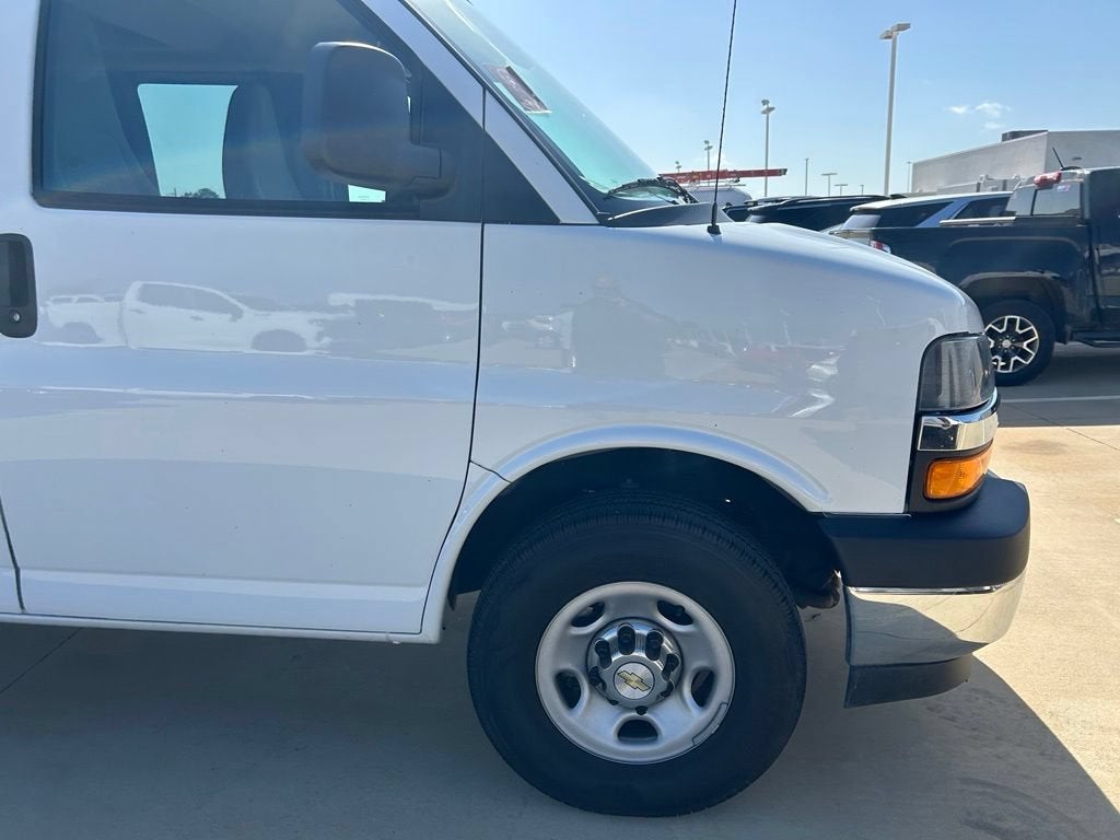 2024 Chevrolet Express Passenger 3500 1LT
