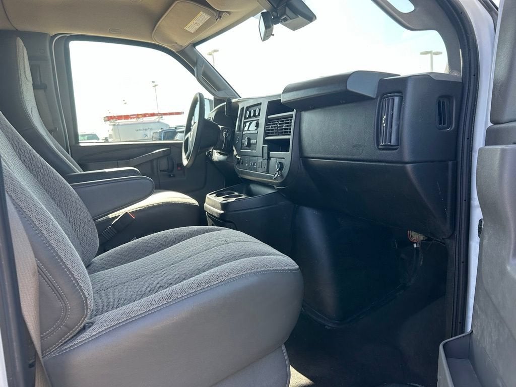 2024 Chevrolet Express Passenger 3500 1LT