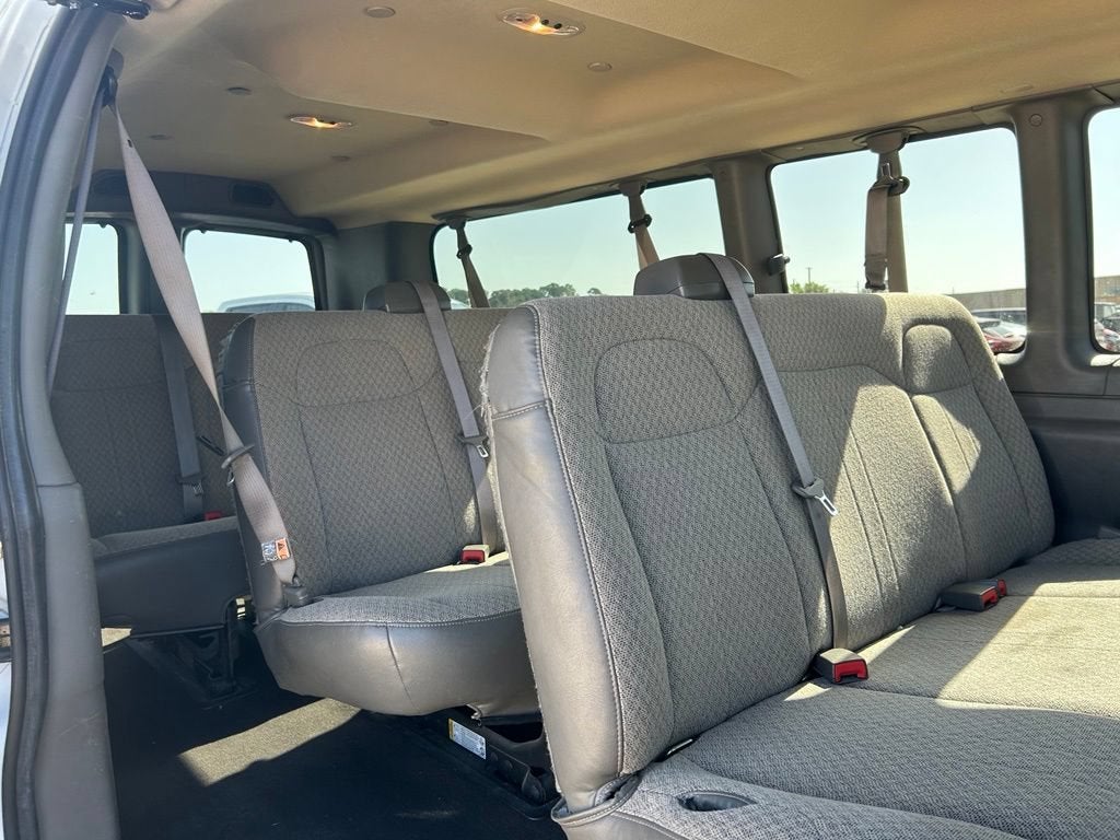 2024 Chevrolet Express Passenger 3500 1LT