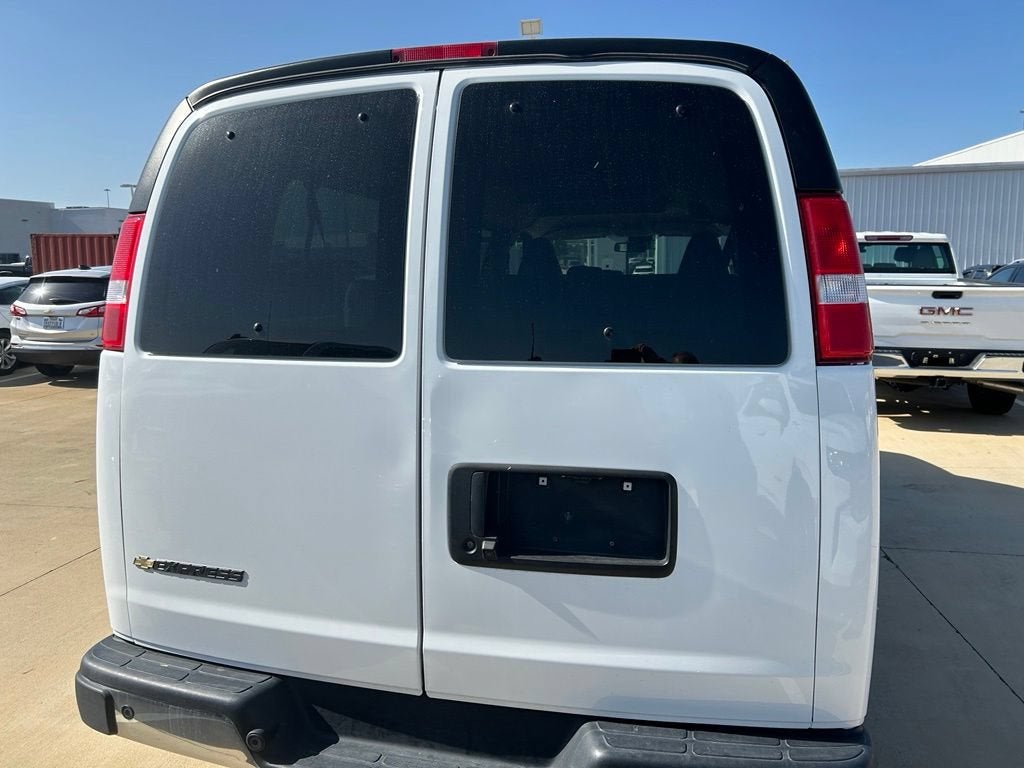 2024 Chevrolet Express Passenger 3500 1LT