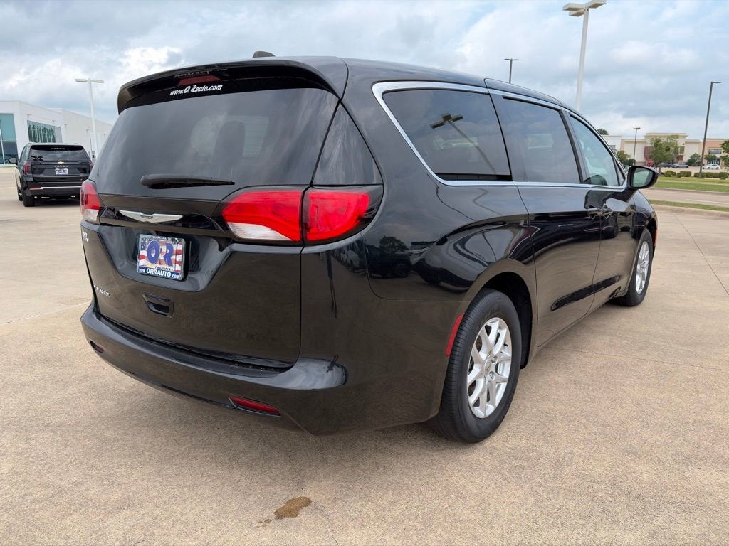 2023 Chrysler Voyager LX
