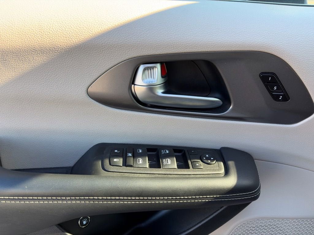 2023 Chrysler Pacifica Hybrid Touring L