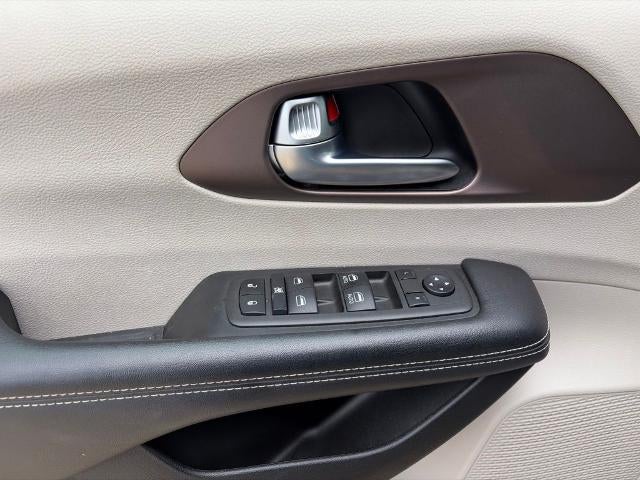 2023 Chrysler Voyager LX FWD