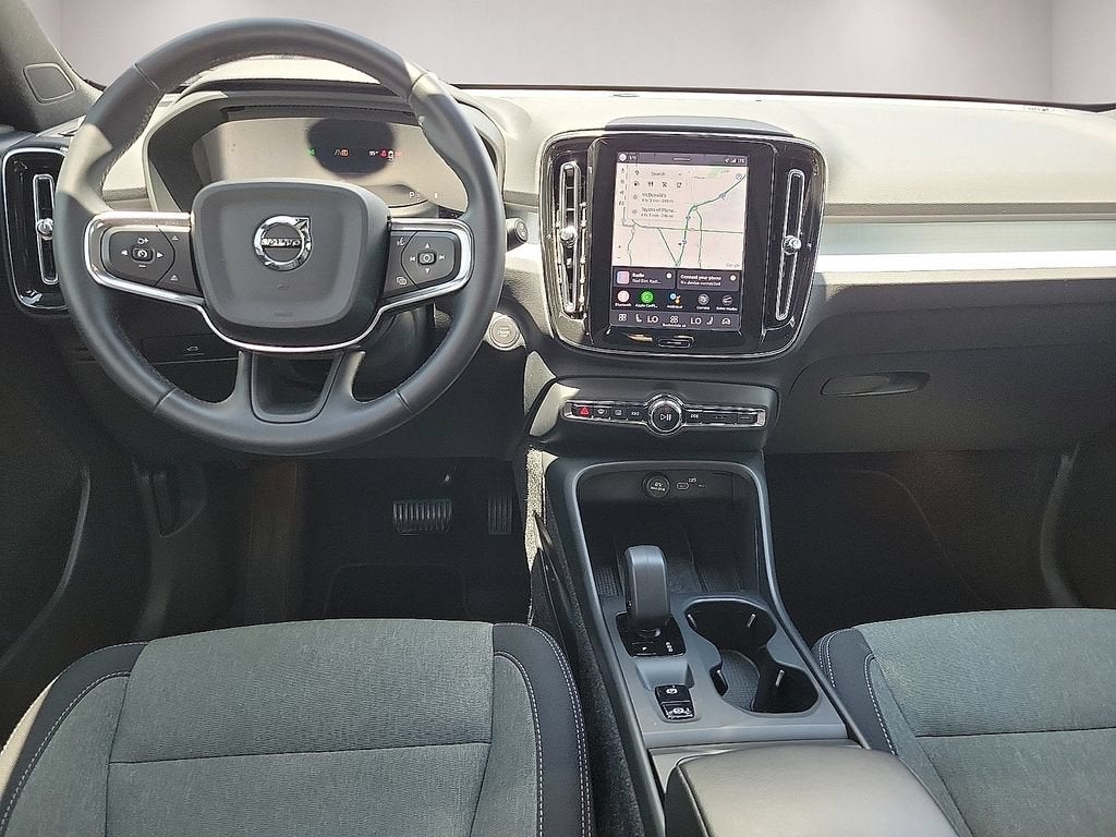 2025 Volvo XC40 Core Bright Theme