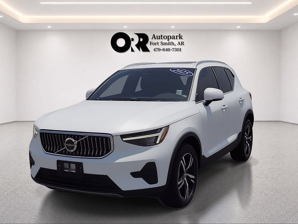 2025 Volvo XC40 Core Bright Theme
