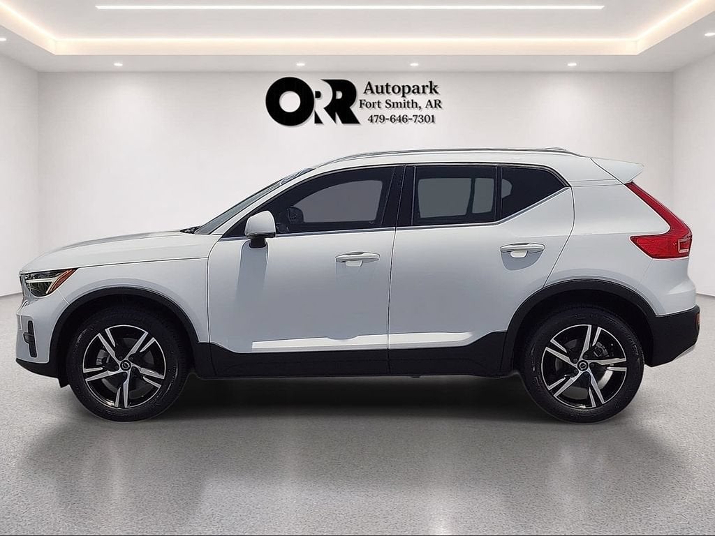 2025 Volvo XC40 Core Bright Theme