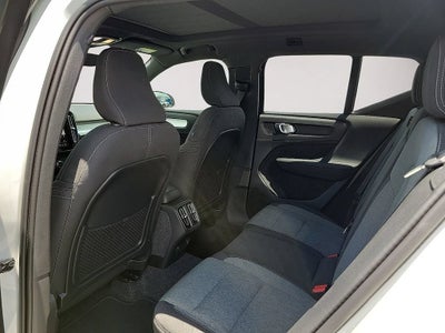 2025 Volvo XC40 Core Bright Theme