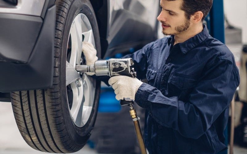 Orr Chevrolet of Texarkana techinician changing tire on a car